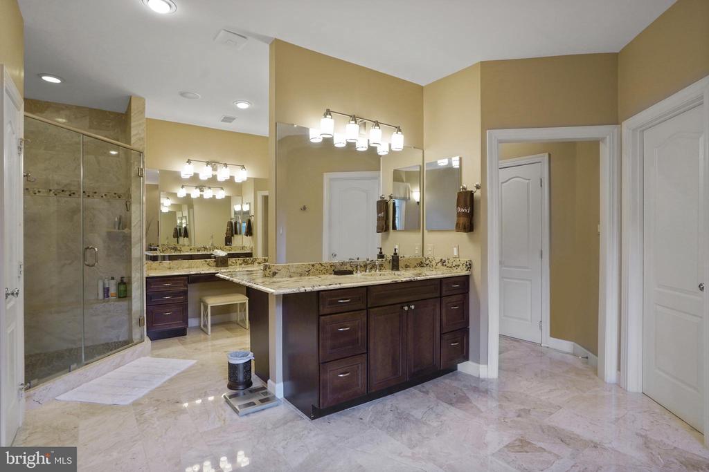 9864 WALKER GLEN COURT