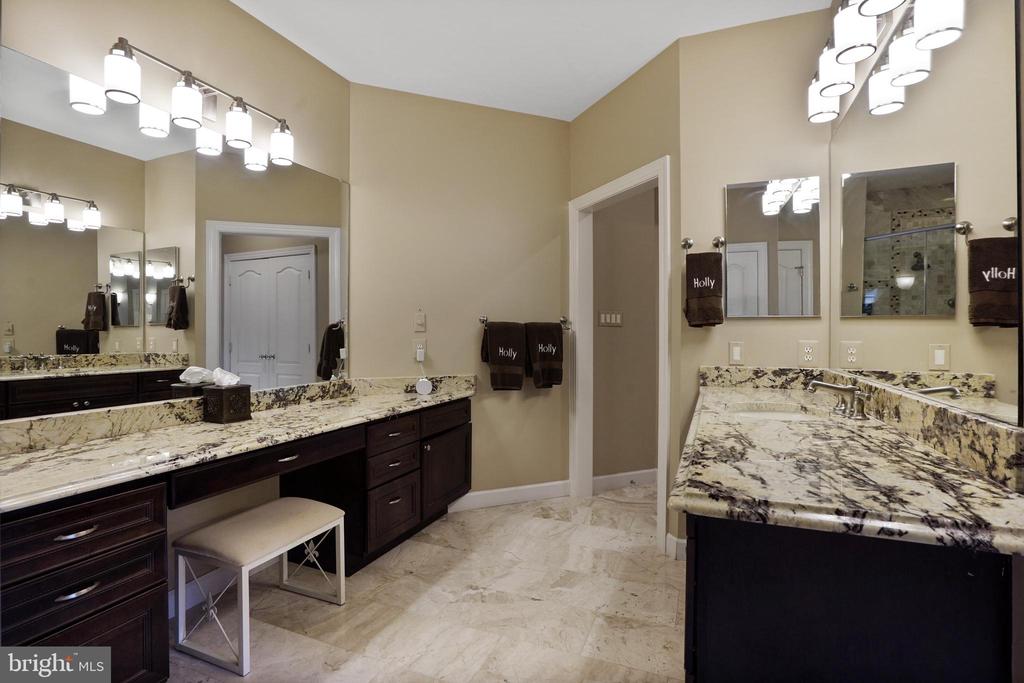 9864 WALKER GLEN COURT