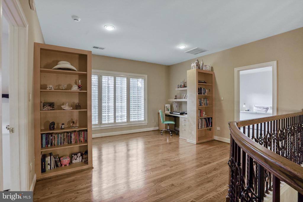 9864 WALKER GLEN COURT