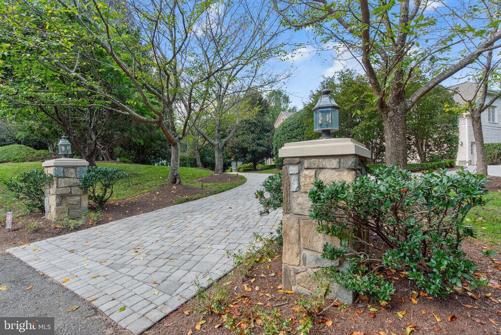 9864 WALKER GLEN COURT