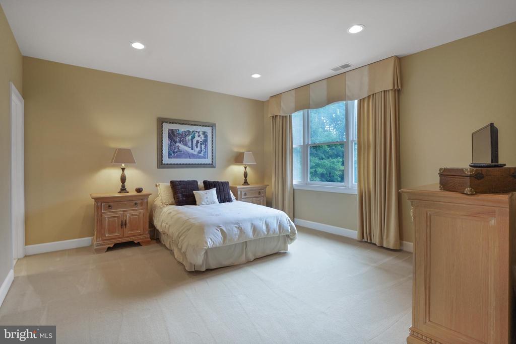 9864 WALKER GLEN COURT