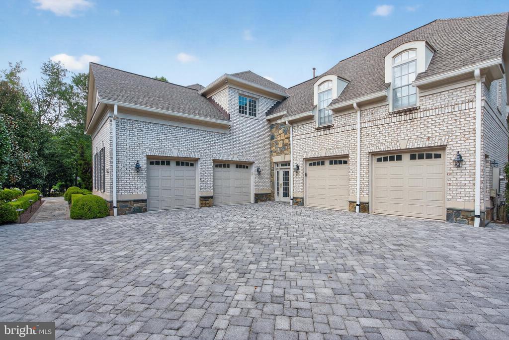 9864 WALKER GLEN COURT