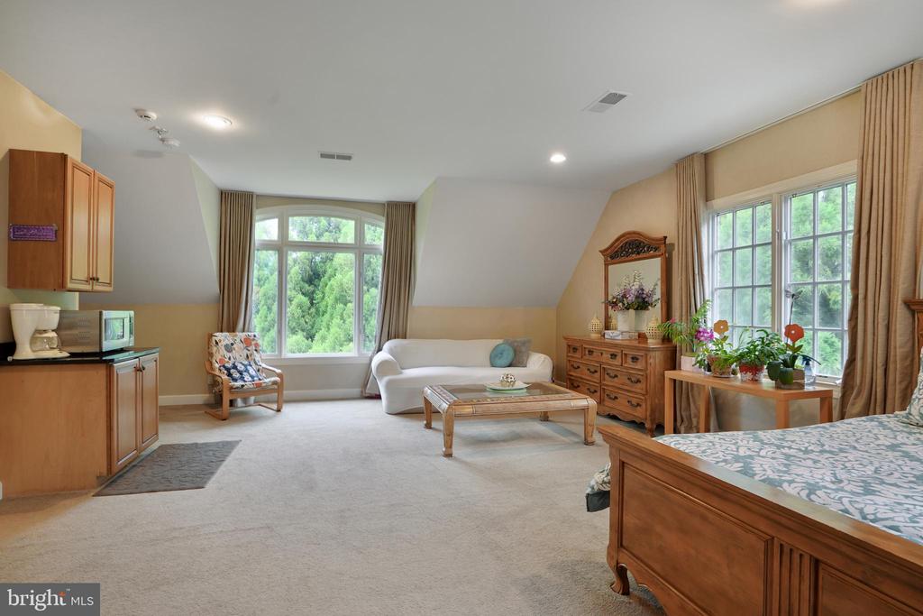 9864 WALKER GLEN COURT