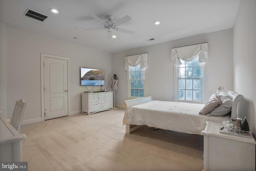 9864 WALKER GLEN COURT