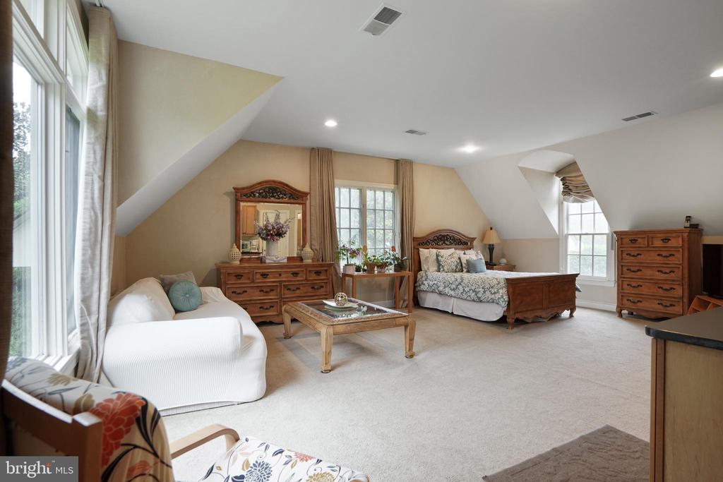 9864 WALKER GLEN COURT