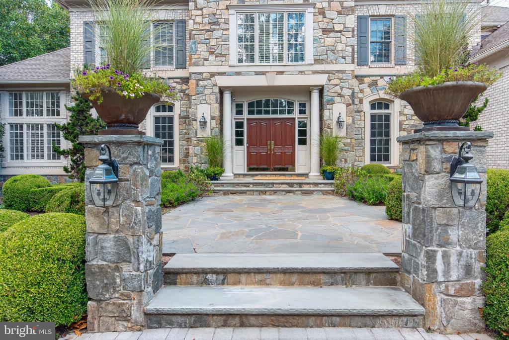 9864 WALKER GLEN COURT