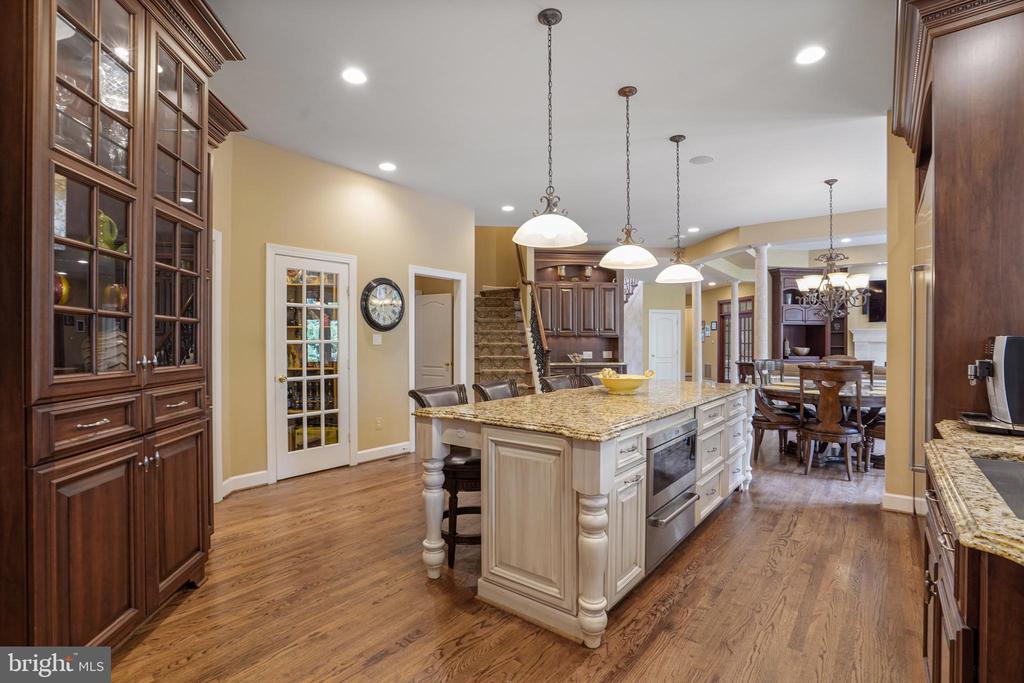 9864 WALKER GLEN COURT