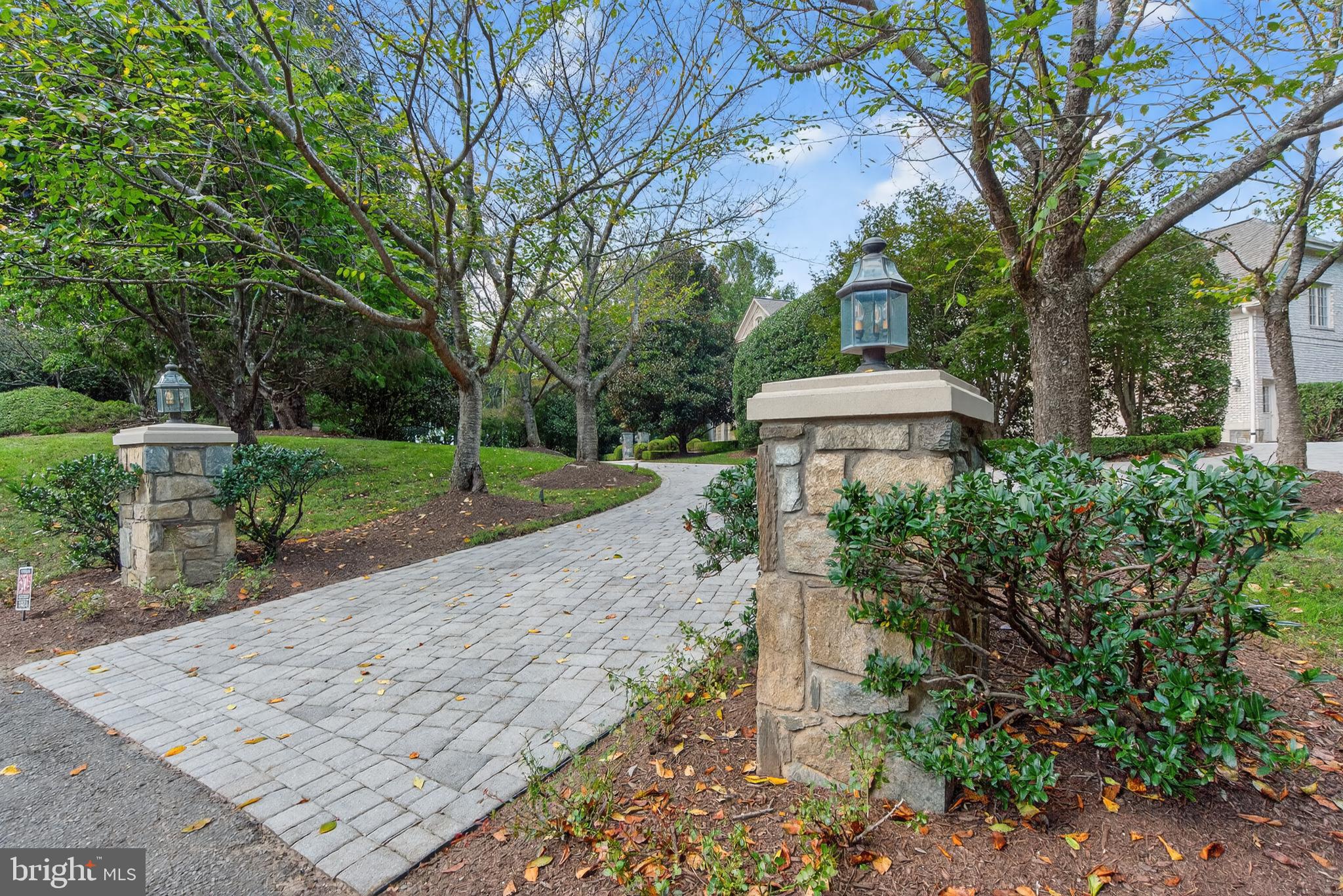 9864 WALKER GLEN COURT