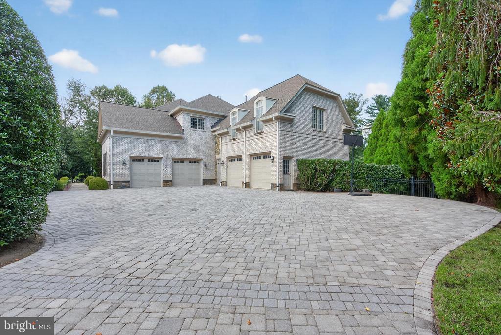 9864 WALKER GLEN COURT