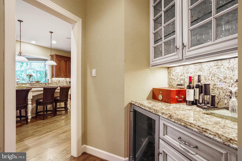 9864 WALKER GLEN COURT