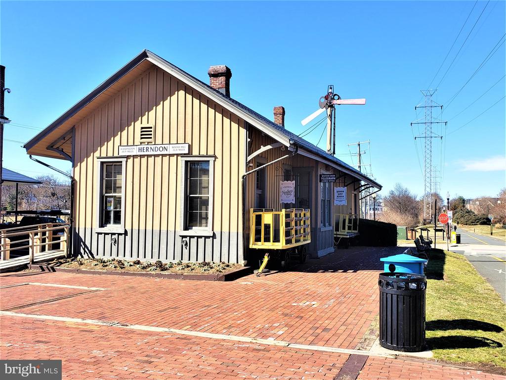 803 ELDEN STREET