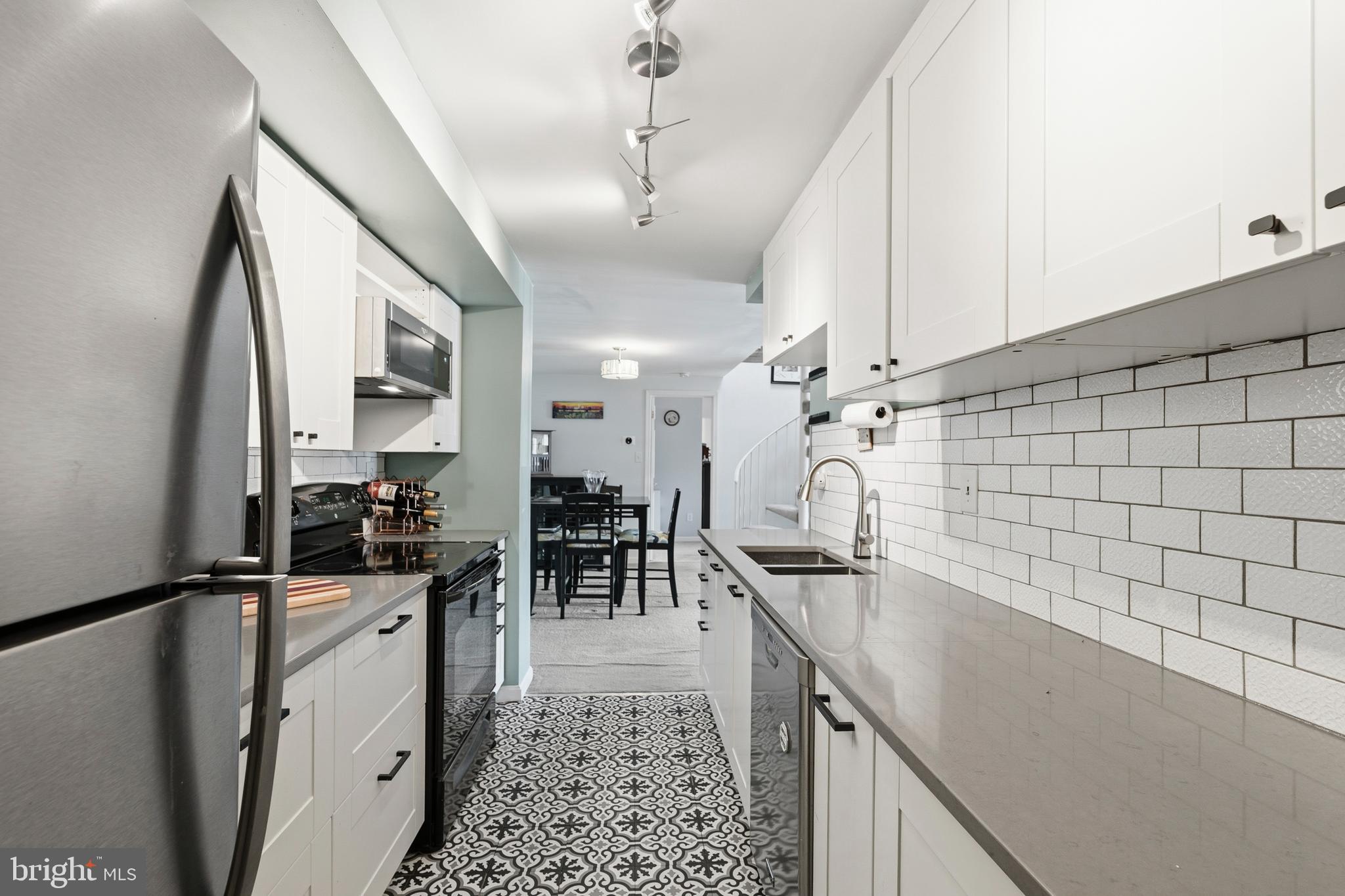 6060 ESSEX HOUSE SQUARE B