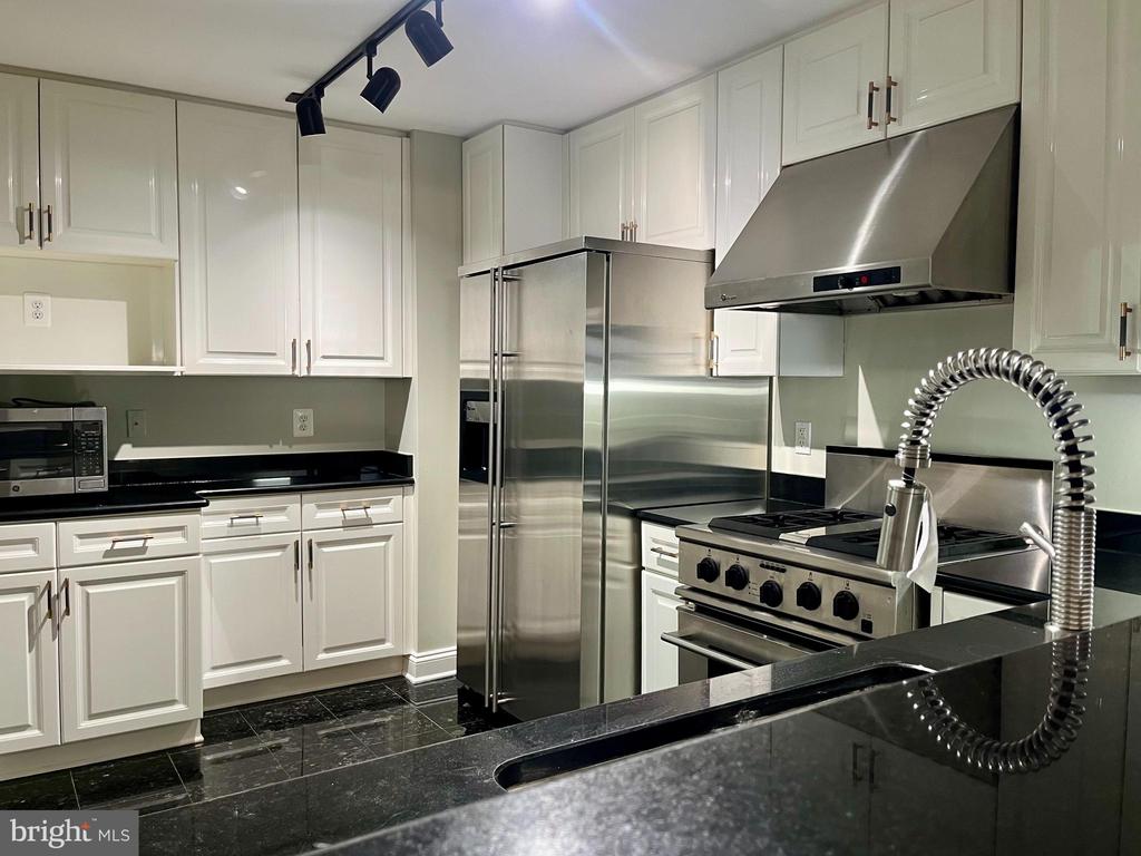 11776 STRATFORD HOUSE PLACE 1205