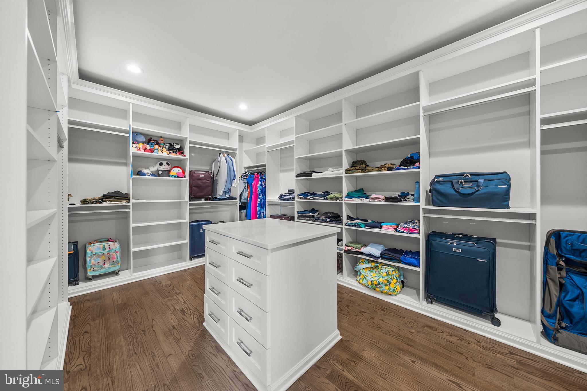 6813 DEAN DRIVE