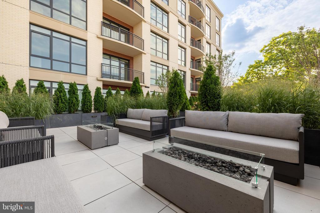 6718 LOWELL AVENUE Unit: PH 907