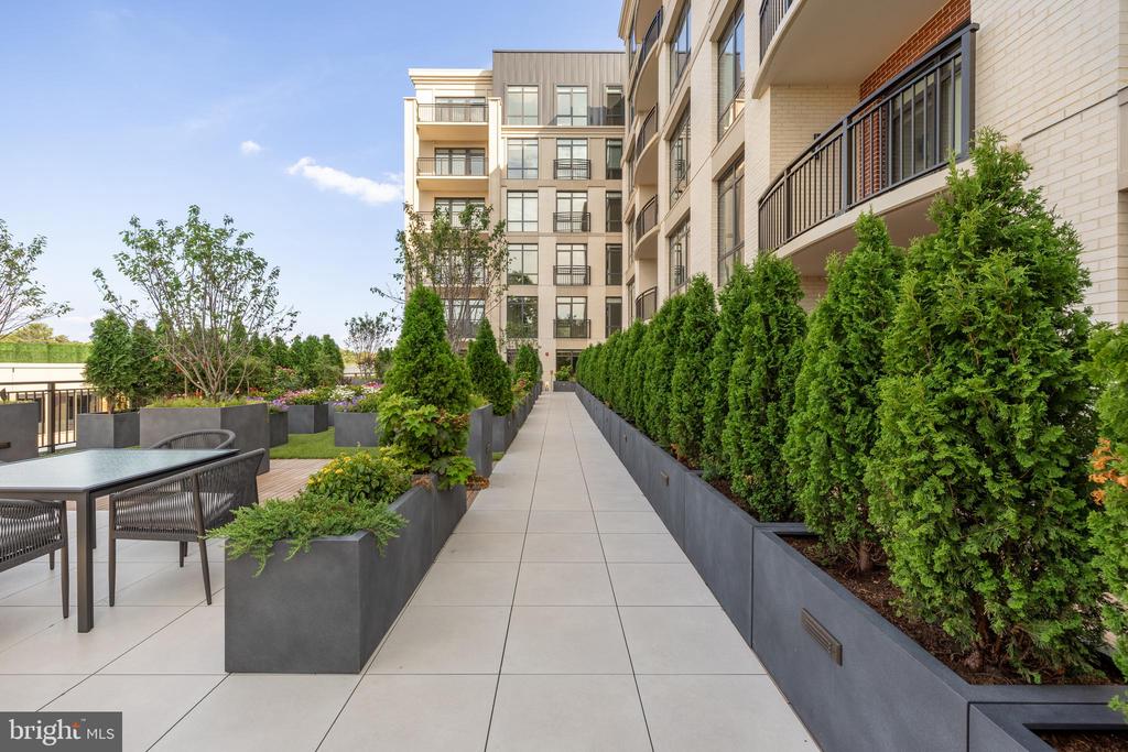 6718 LOWELL AVENUE Unit: PH 907