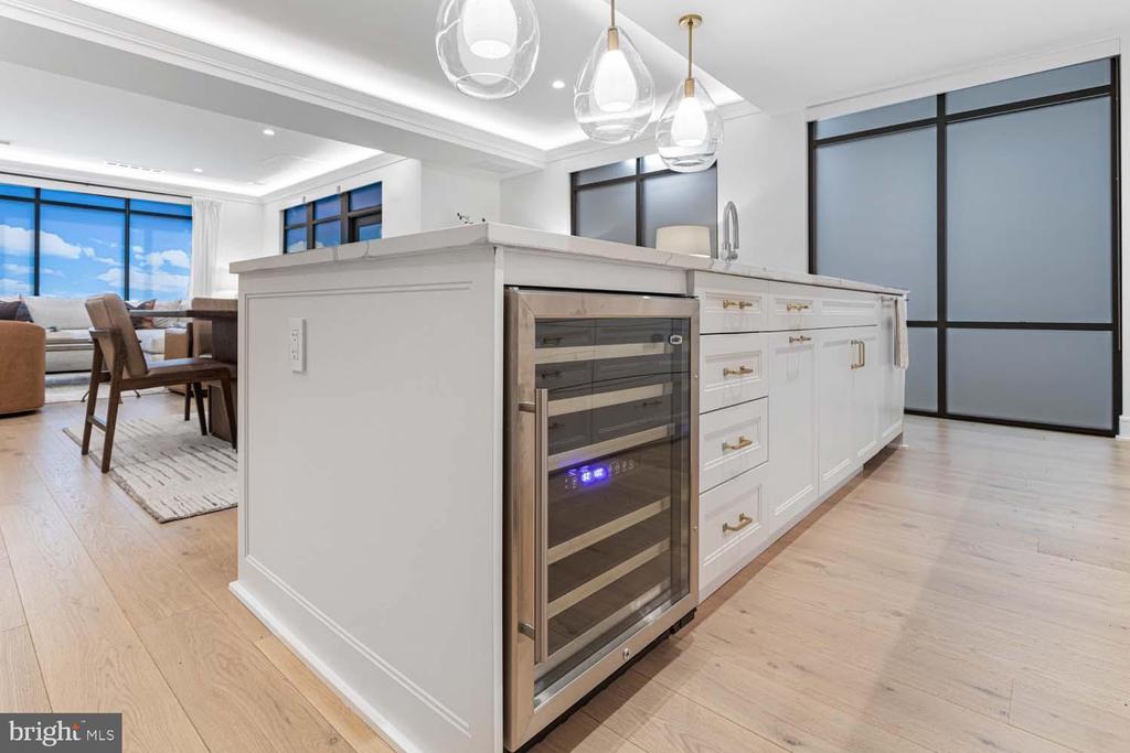 6718 LOWELL AVENUE Unit: PH 907