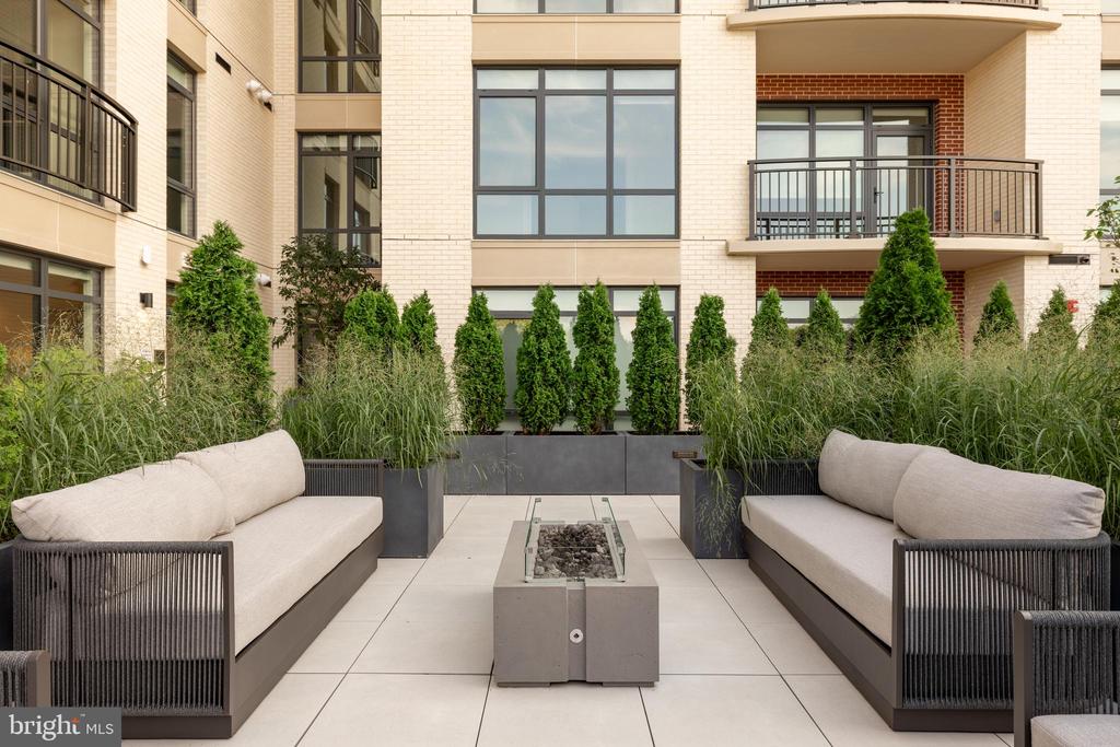 6718 LOWELL AVENUE Unit: PH 907