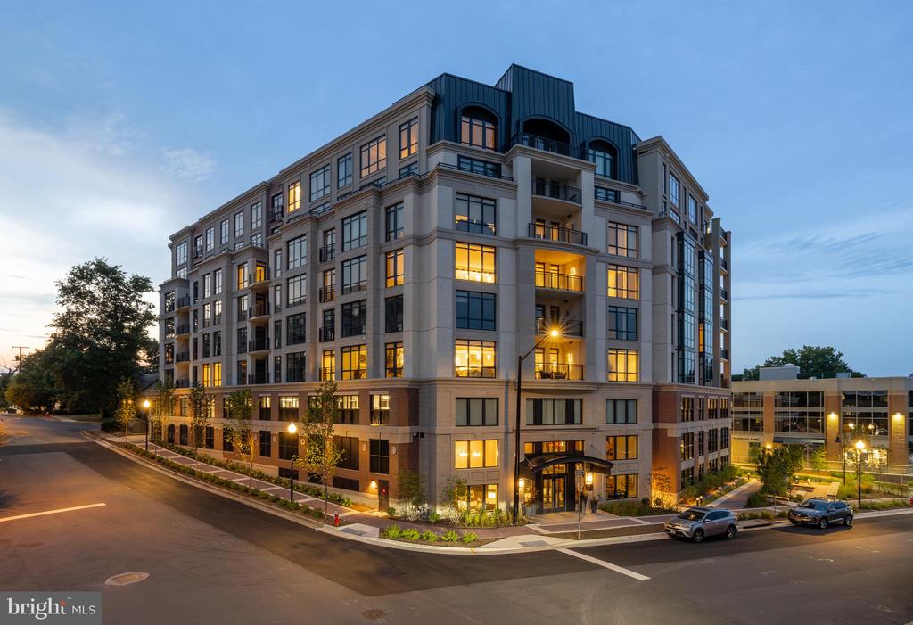 6718 LOWELL AVENUE Unit: PH 907