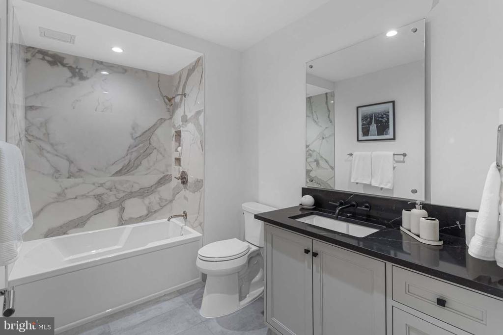6718 LOWELL AVENUE Unit: PH 907