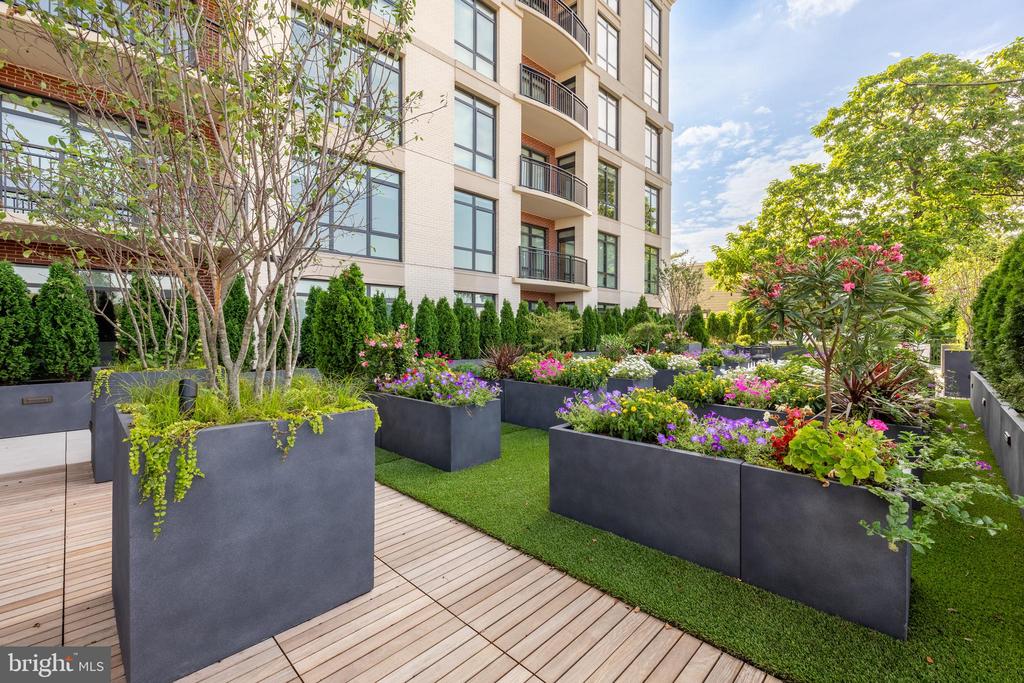 6718 LOWELL AVENUE Unit: PH 907