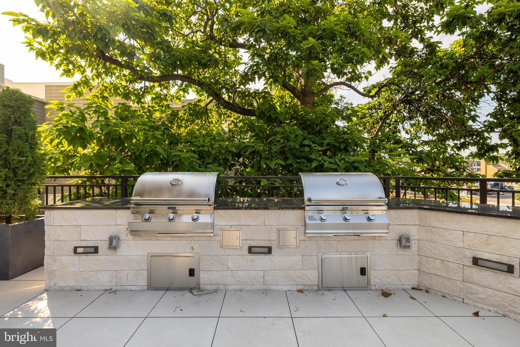 6718 LOWELL AVENUE Unit: PH 907