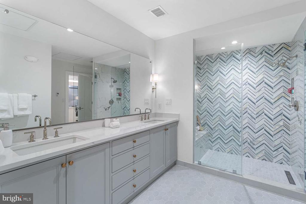 6718 LOWELL AVENUE Unit: PH 907