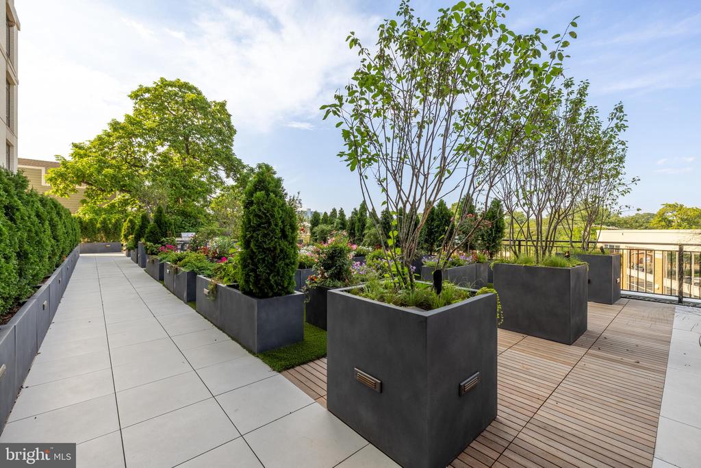 6718 LOWELL AVENUE Unit: PH 907