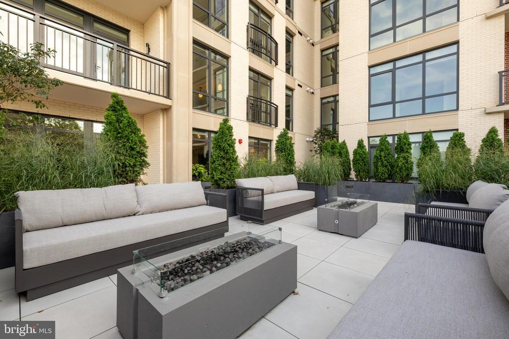 6718 LOWELL AVENUE Unit: PH 907