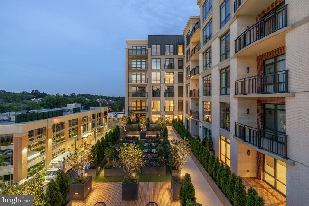 6718 LOWELL AVENUE Unit: PH 907