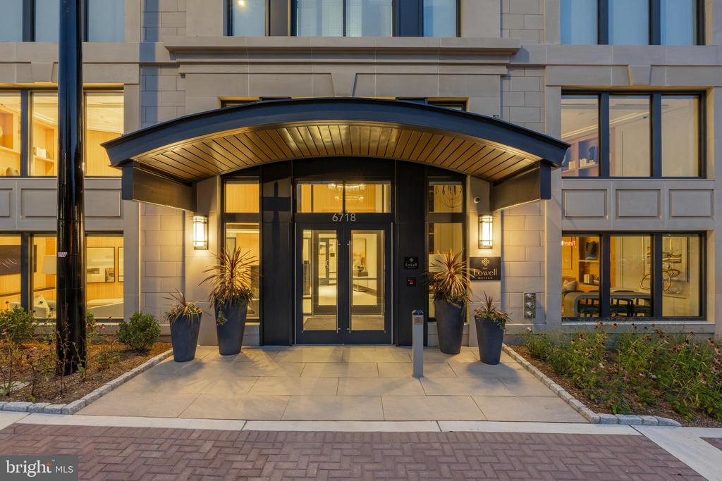 6718 LOWELL AVENUE Unit: PH 907