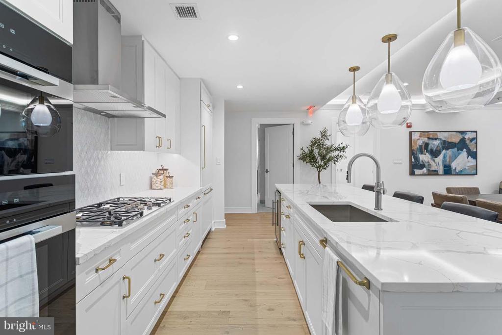 6718 LOWELL AVENUE Unit: PH 907