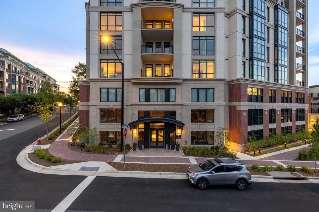 6718 LOWELL AVENUE Unit: PH 907