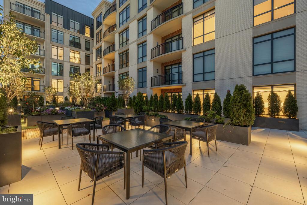 6718 LOWELL AVENUE Unit: PH 907