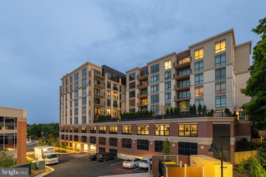 6718 LOWELL AVENUE Unit: PH 907