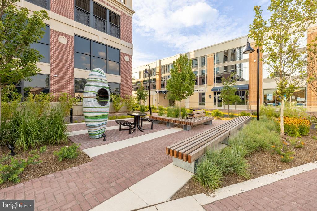 6718 LOWELL AVENUE Unit: PH 907