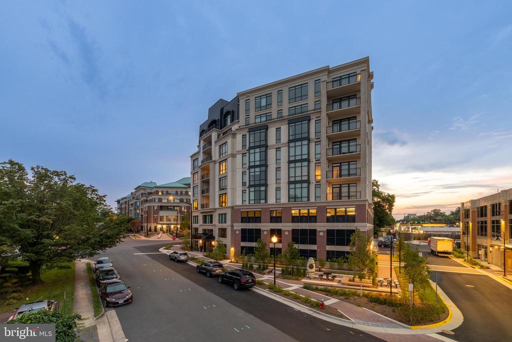 6718 LOWELL AVENUE Unit: PH 907
