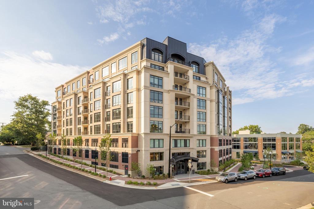6718 LOWELL AVENUE Unit: PH 907