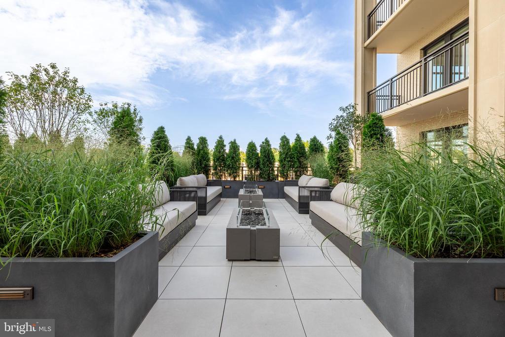 6718 LOWELL AVENUE Unit: PH 907
