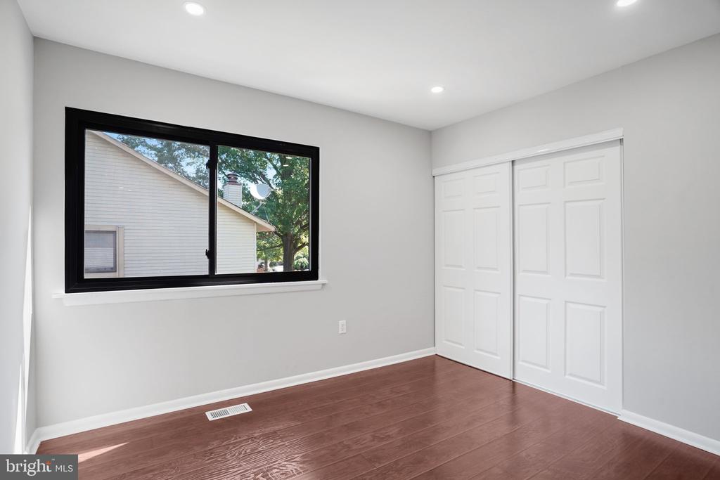 5693 SUMMER OAK WAY