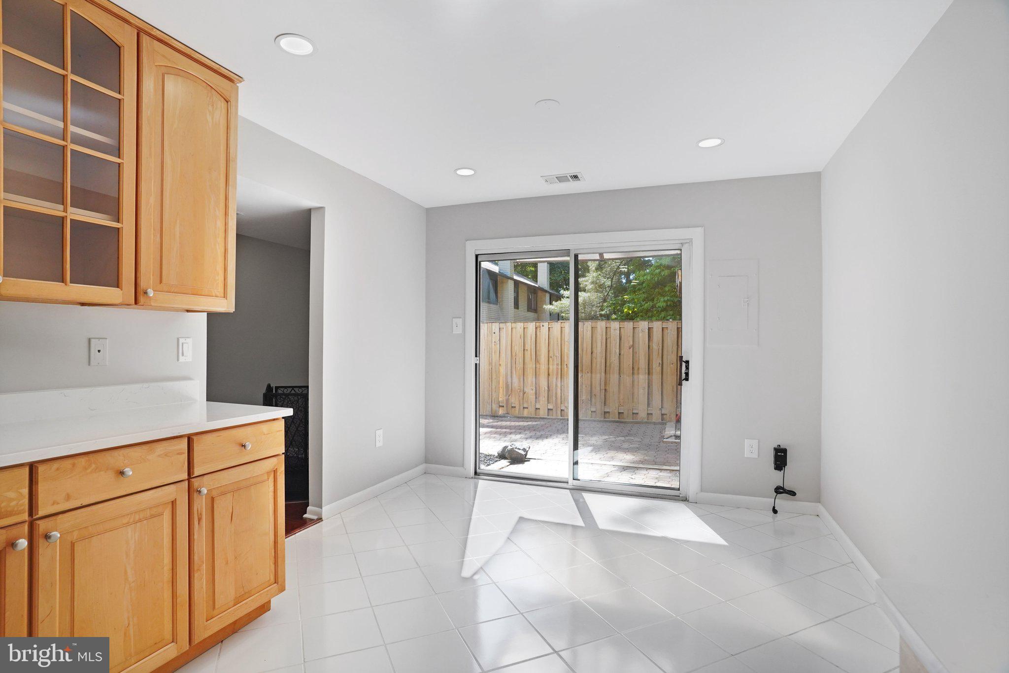 5693 SUMMER OAK WAY