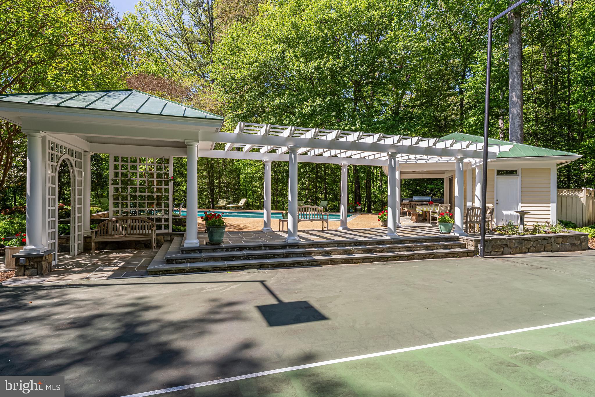 2402 OAKMONT COURT