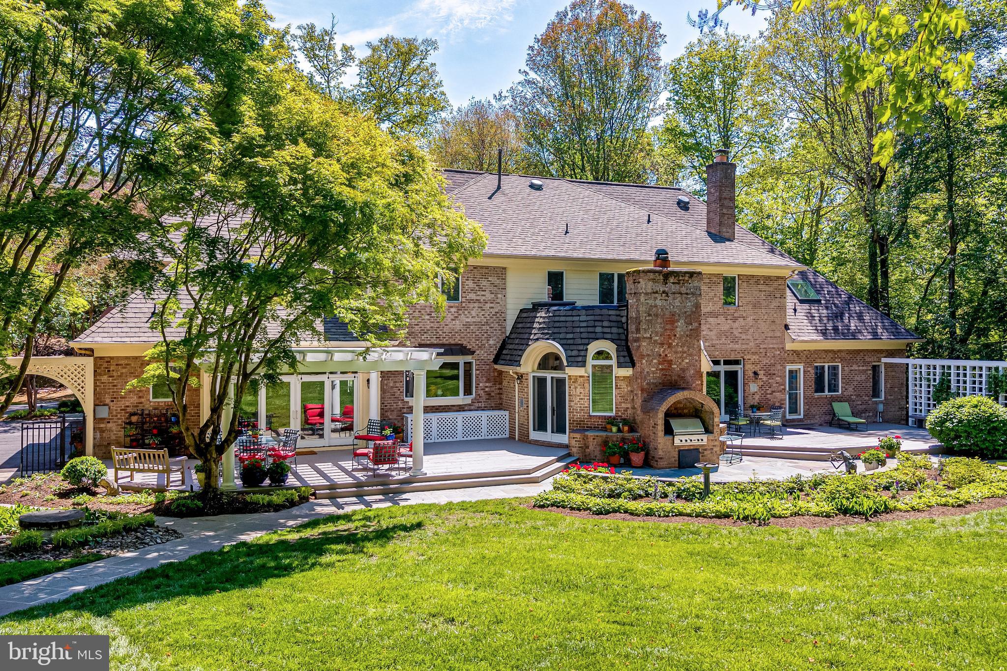 2402 OAKMONT COURT