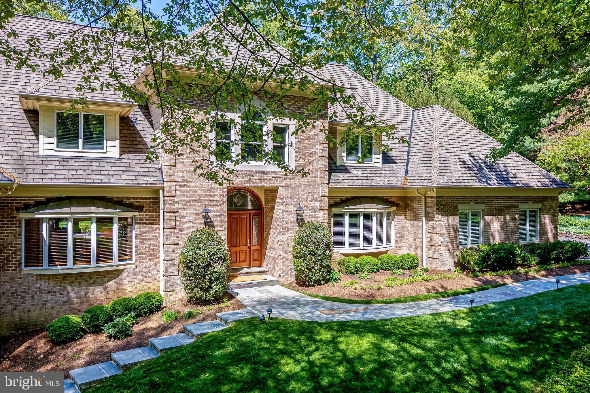 2402 OAKMONT COURT