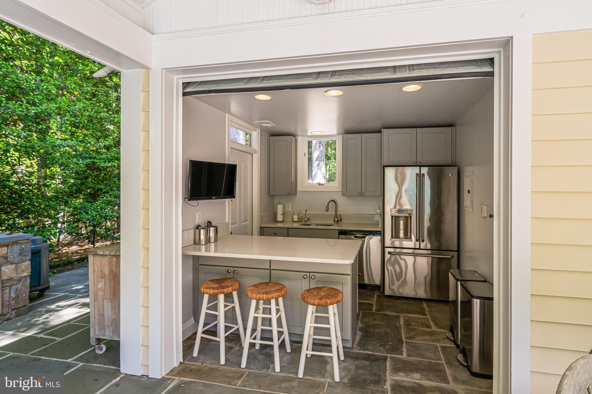 2402 OAKMONT COURT