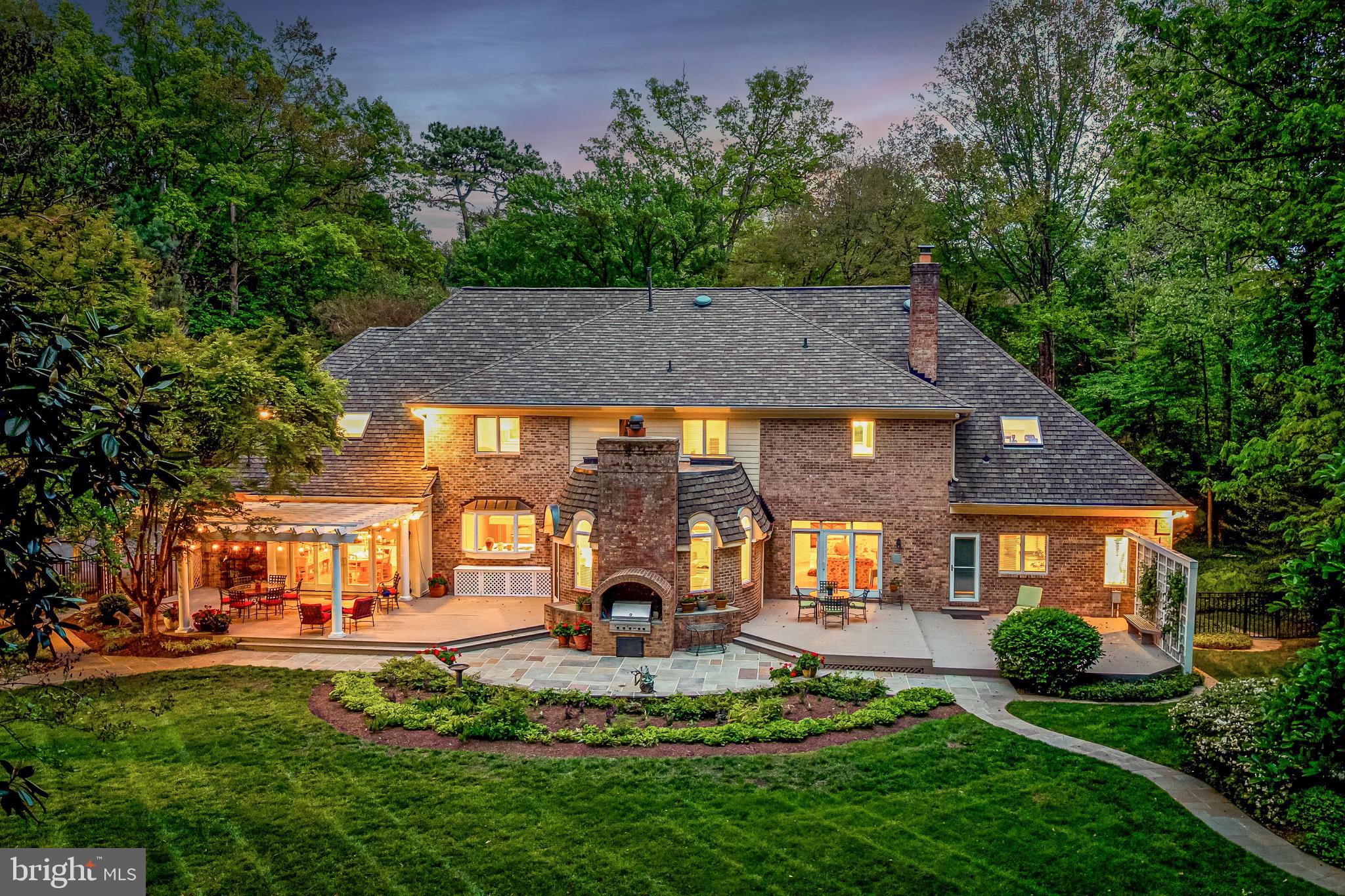 2402 OAKMONT COURT