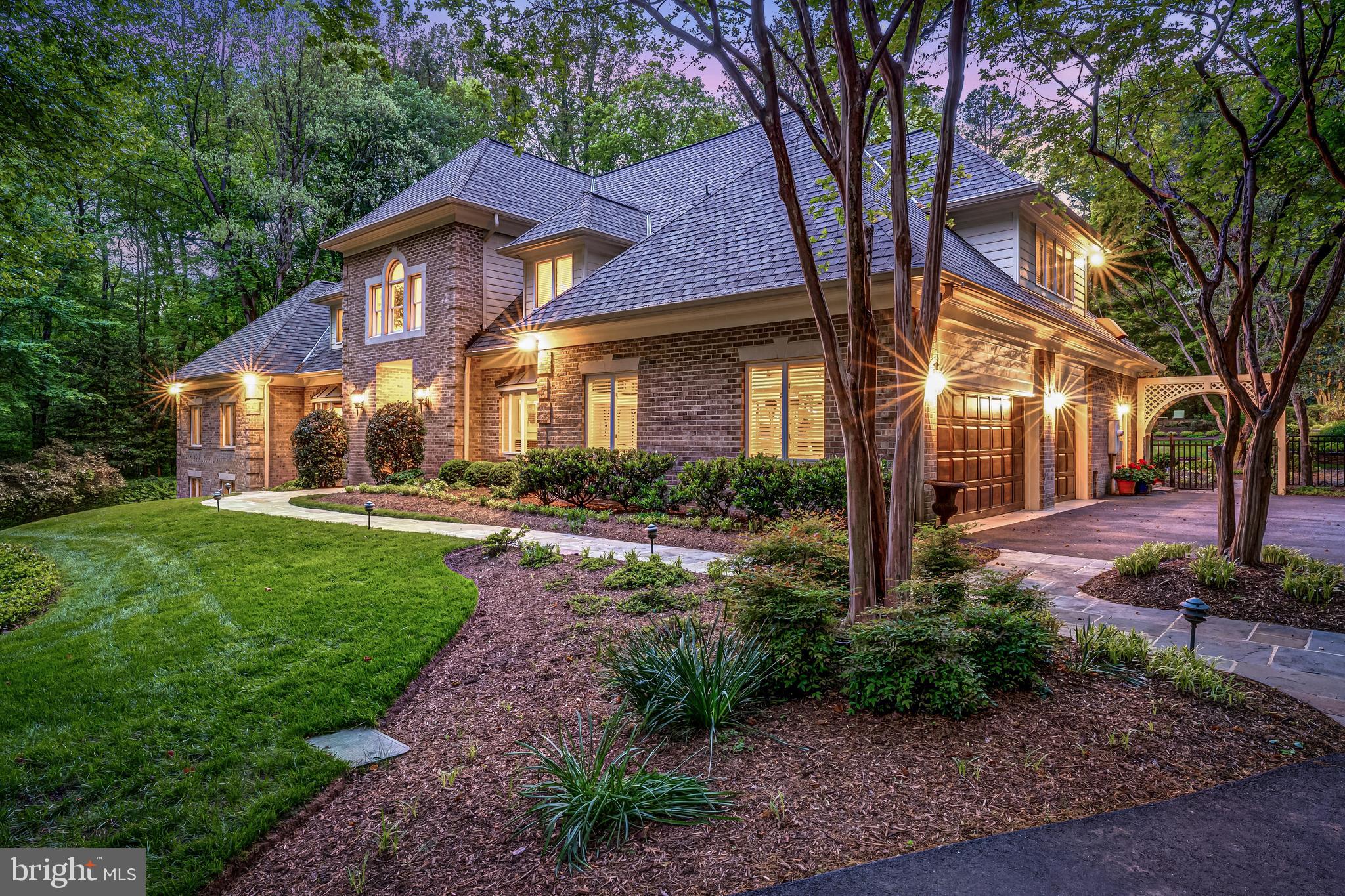 2402 OAKMONT COURT