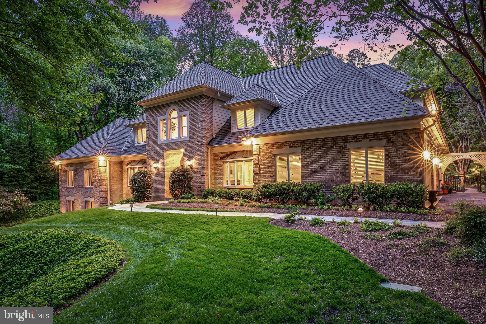 2402 OAKMONT COURT