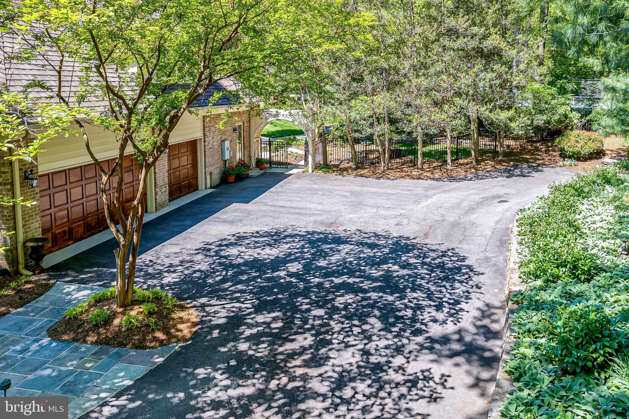 2402 OAKMONT COURT