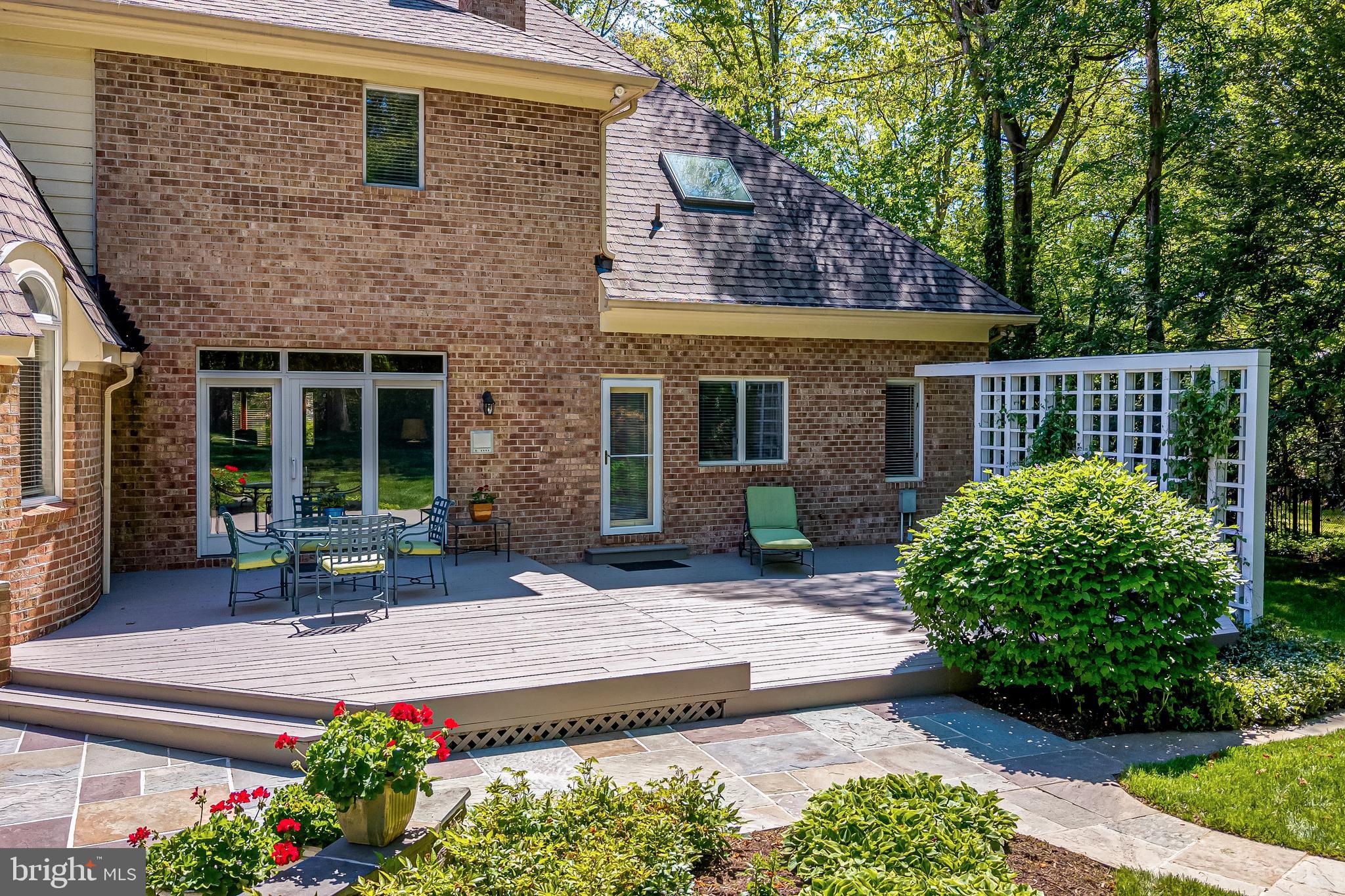 2402 OAKMONT COURT